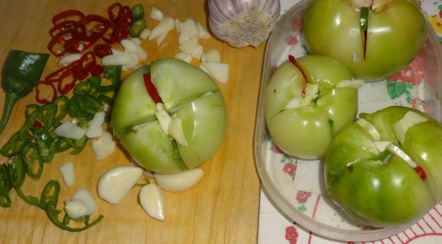 Фото приготовления рецепта: Солёные зелёные помидоры с острой начинкой, шаг №6