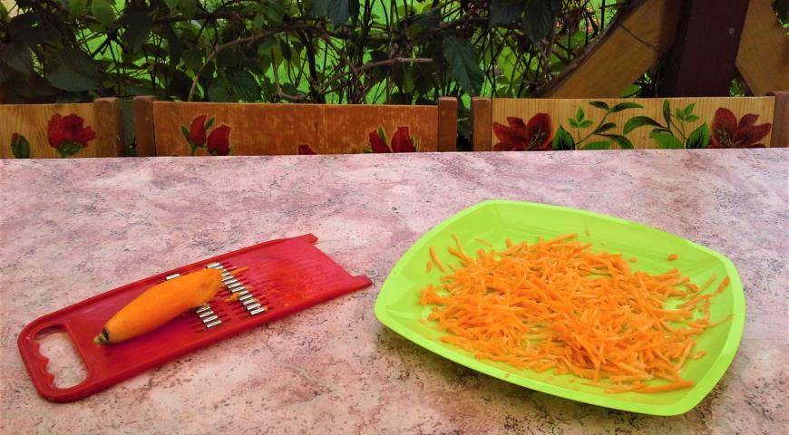 Легкий салат из сырых овощей "Польза здоровью", натереть морковь