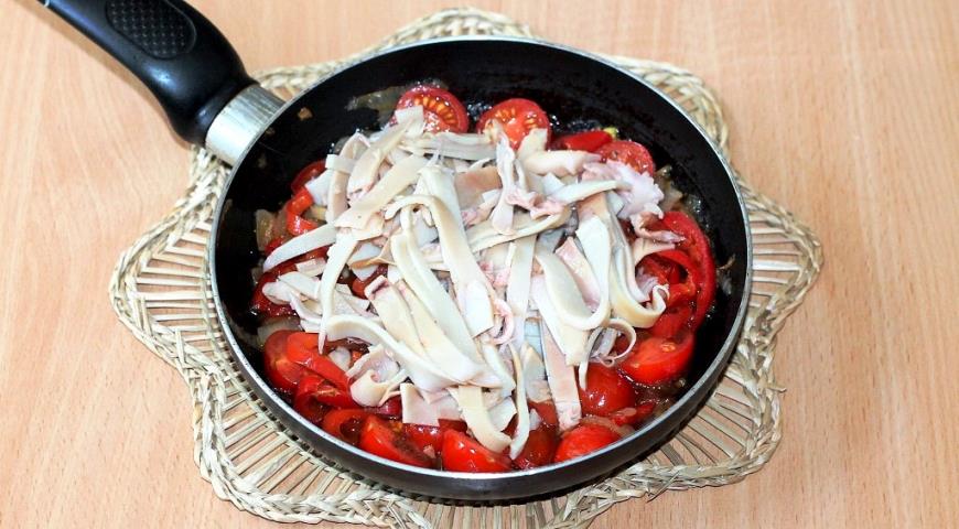 Фото приготовления рецепта: Салат с кальмарами и сладким перцем, шаг №8