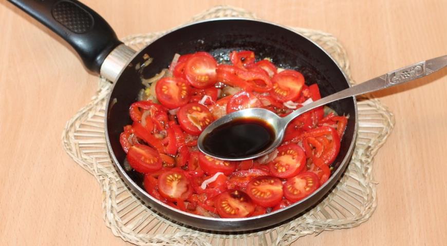 Фото приготовления рецепта: Салат с кальмарами и сладким перцем, шаг №7