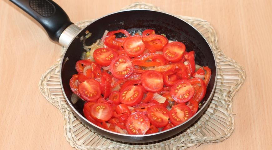 Фото приготовления рецепта: Салат с кальмарами и сладким перцем, шаг №6