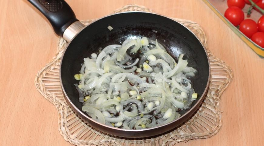 Фото приготовления рецепта: Салат с кальмарами и сладким перцем, шаг №4