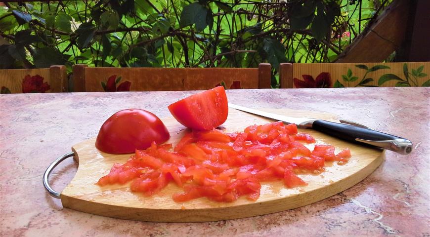 Легкий салат из сырых овощей "Польза здоровью", нарезать помидоры