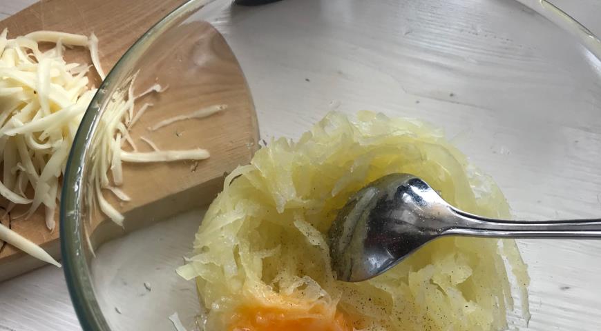 Домашний хашбраун, смешать картофель с сыром и желтком