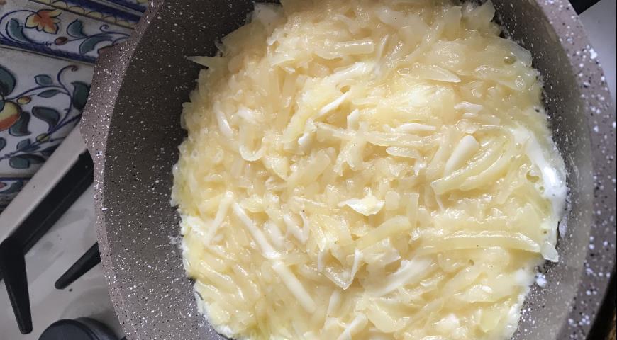 Домашний хашбраун, выложить картофельную смесь на сковороду