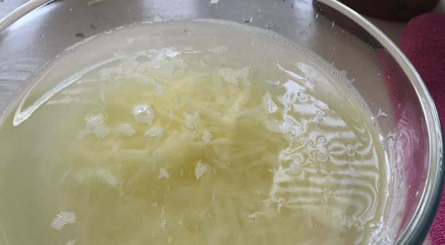 Домашний хашбраун, залить картофель водой