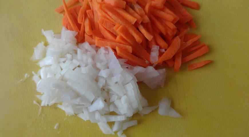 Суп с кабачками и фрикадельками, нарезать лук и морковь