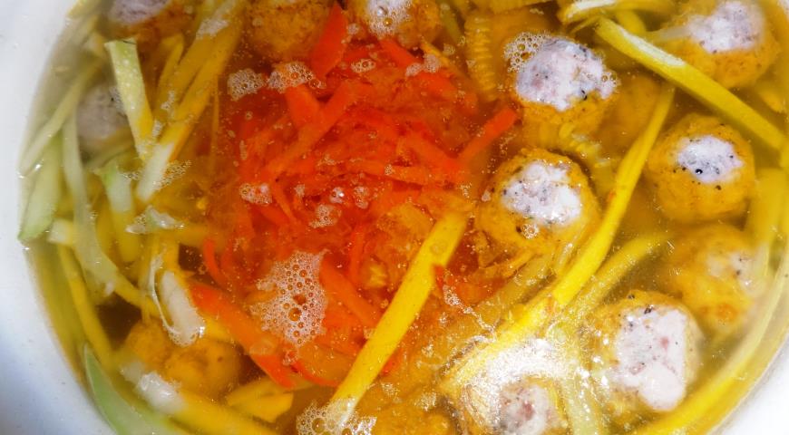 Суп с кабачками и фрикадельками, добавить в суп обжаренные лук с морковью