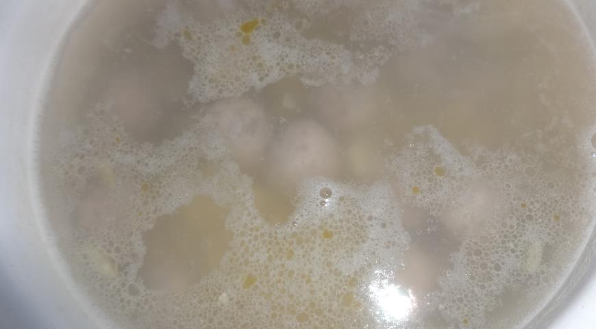 Суп с кабачками и фрикадельками, положить фрикадельки в кипящую воду