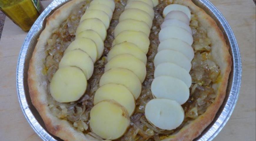Луковый пирог с молодым картофелем, выложить в основу лук и картофлеь