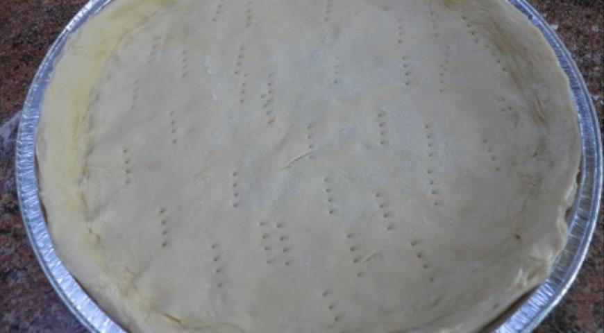 Луковый пирог с молодым картофелем, выложить тесто в форму, наколоть вилкой