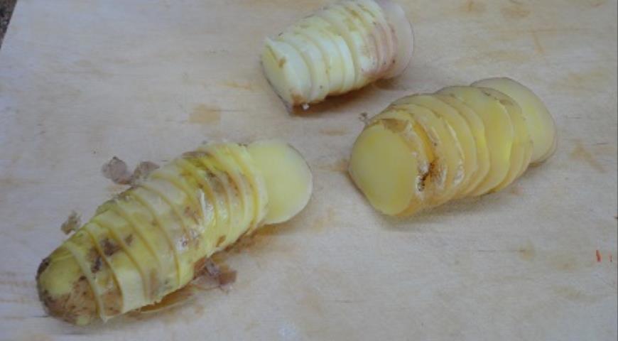 Луковый пирог с молодым картофелем, нарезать картофель кружками