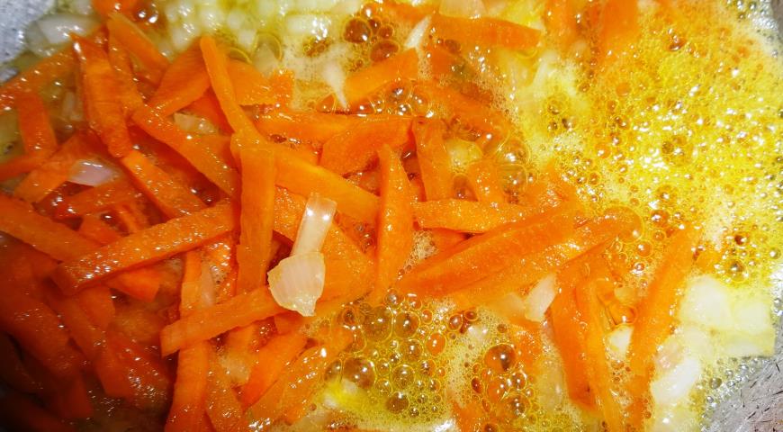 Суп с кабачками и фрикадельками, обжарить лук и морковь