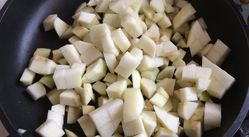 Фото приготовления рецепта: Постные Спасские пирожки с яблоками и грушами, шаг №4