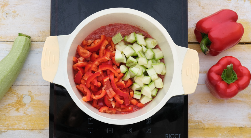 Лечо из кабачков на зиму, добавьте томатную пасту