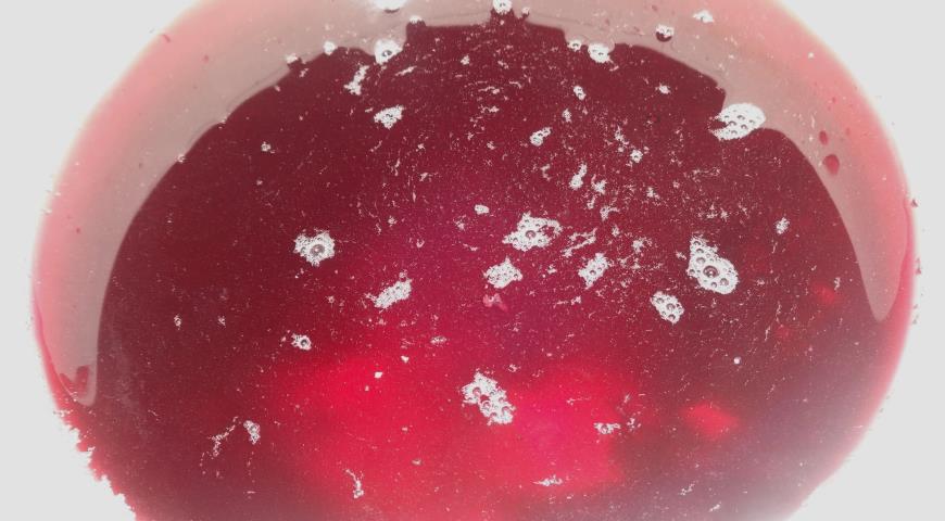Фото приготовления рецепта: Квас из черноплодной рябины, шаг №4