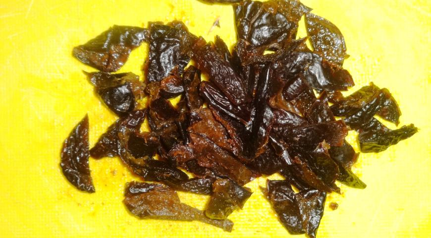 Фото приготовления рецепта: Салат из свёклы с черносливом, тыквенными семечками и виноградом, шаг №3