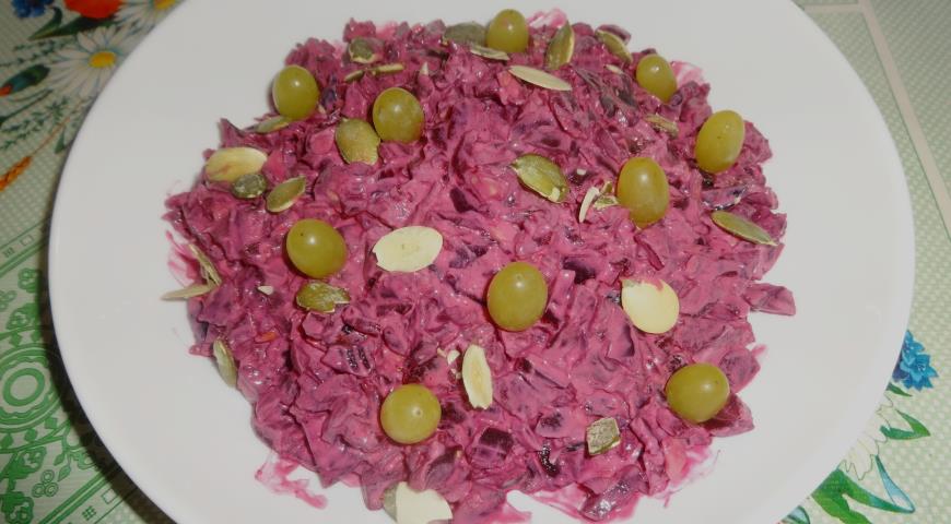 Фото приготовления рецепта: Салат из свёклы с черносливом, тыквенными семечками и виноградом, шаг №8