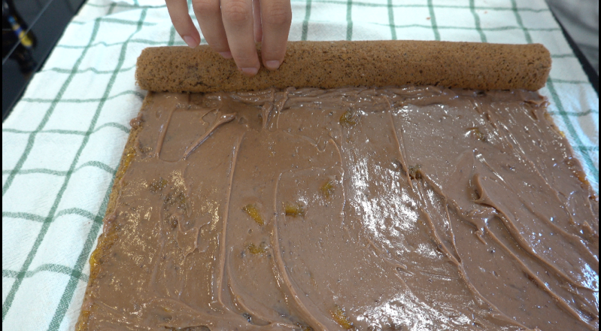 Фото приготовления рецепта: Волшебный бисквитный шоколадный рулет с шоколадным кремом и персиковым джемом, шаг №4