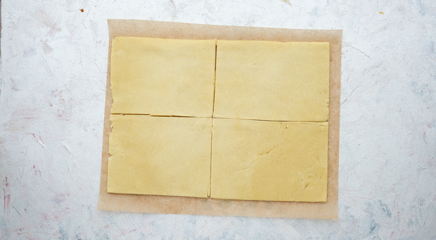 Песочный пирог с грушами, выложите тесто из упаковки