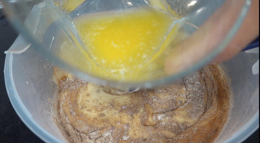 Фото приготовления рецепта: Волшебный бисквитный шоколадный рулет с шоколадным кремом и персиковым джемом, шаг №1