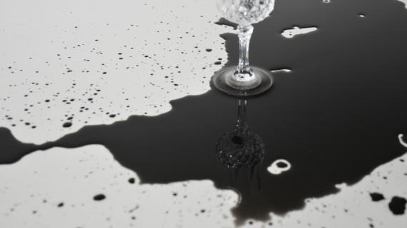 Что такое чёрная вода и нужно ли гоняться за ней? История детокс-воды и вердикт диетолога