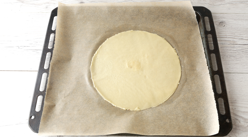 Торт Медовик со сметанным кремом, вырежьте из теста круг