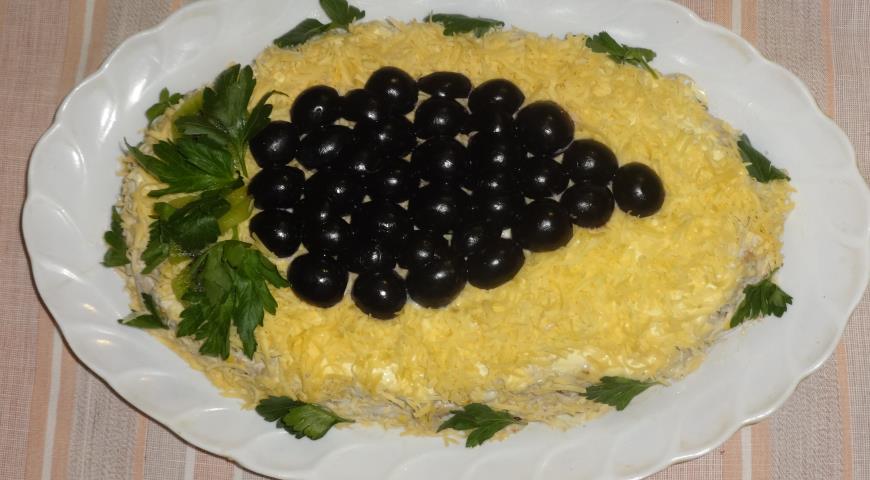 Салат «Виноградная гроздь» с курицей: пошаговый рецепт с фото