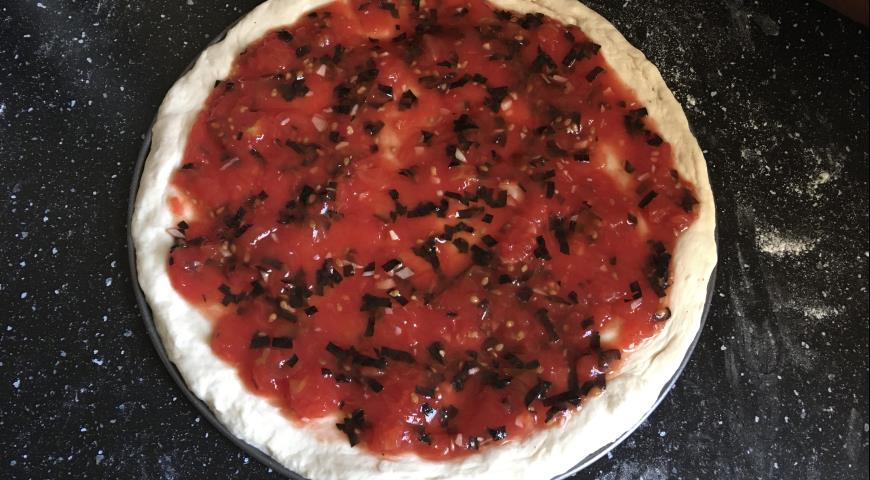 Фото приготовления рецепта: Пицца Маргарита, шаг №3