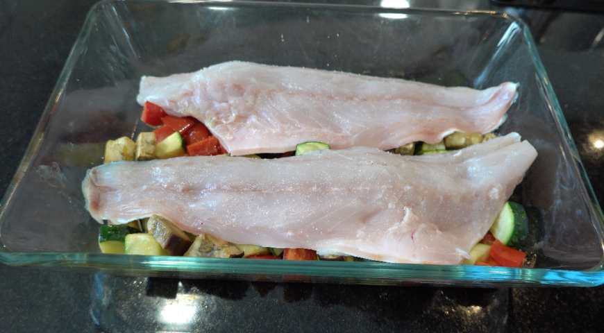 Фото приготовления рецепта: Сибас с овощами в духовке с французским соусом вьерж, шаг №4