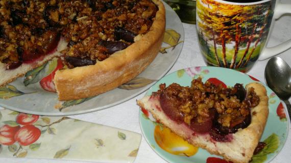 Пирог из творожного теста со сливами и ореховой карамелью