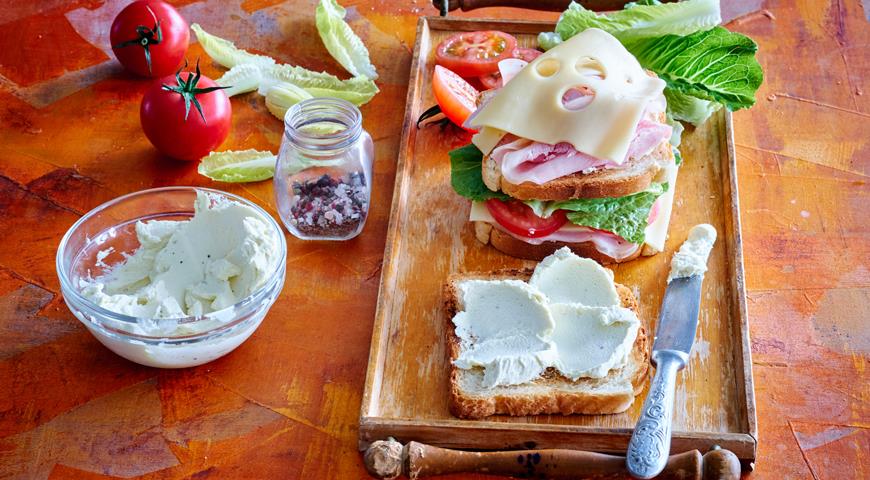 Большой сэндвич с окороком и сыром