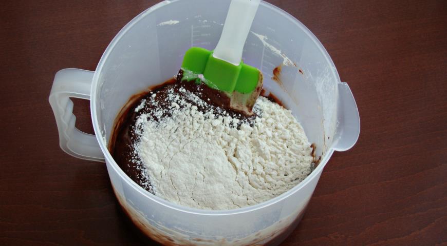Фото приготовления рецепта: Брауни с заварным кремом и инжиром, шаг №3