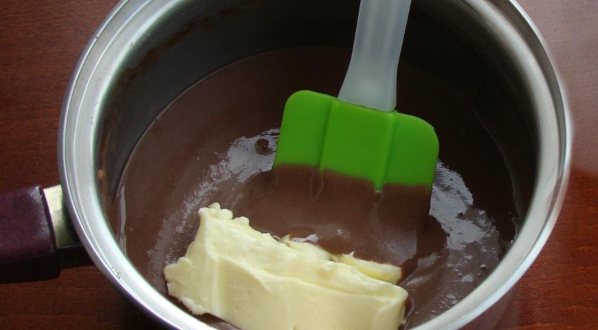 Фото приготовления рецепта: Брауни с заварным кремом и инжиром, шаг №5