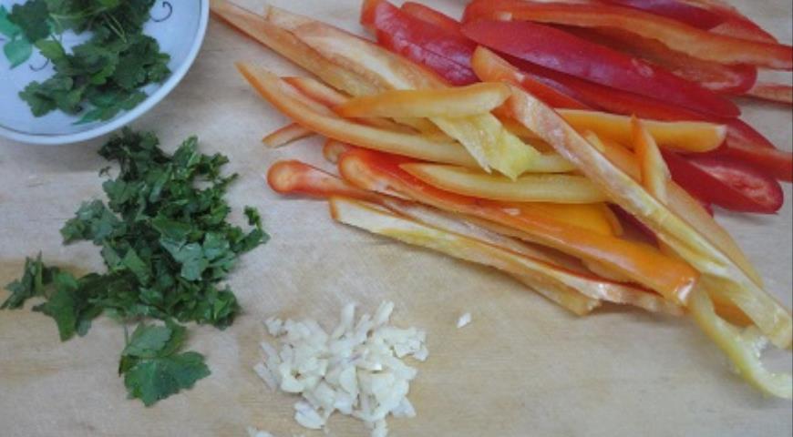Фото приготовления рецепта: Салат из жареного перца, шаг №1