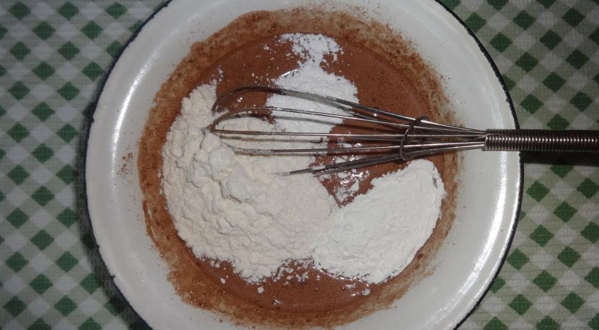 Фото приготовления рецепта: Быстрый шоколадный торт с орехами и шоколадной глазурью, шаг №3