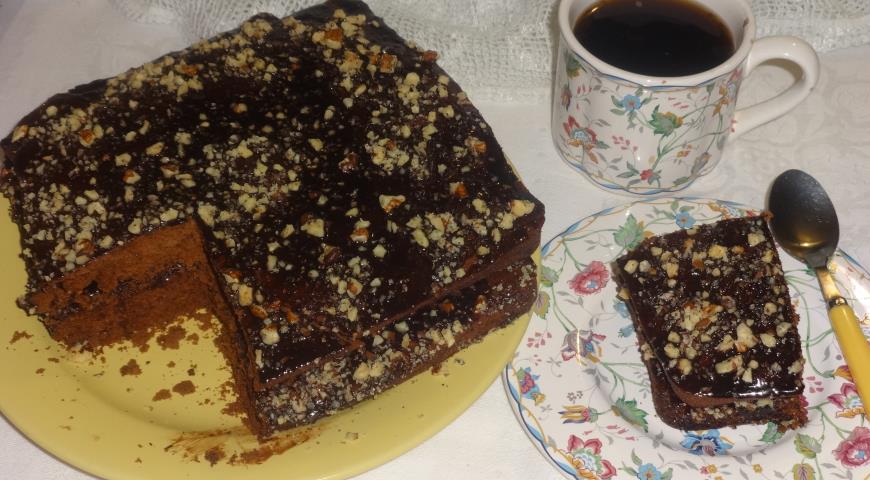 Фото приготовления рецепта: Быстрый шоколадный торт с орехами и шоколадной глазурью, шаг №11