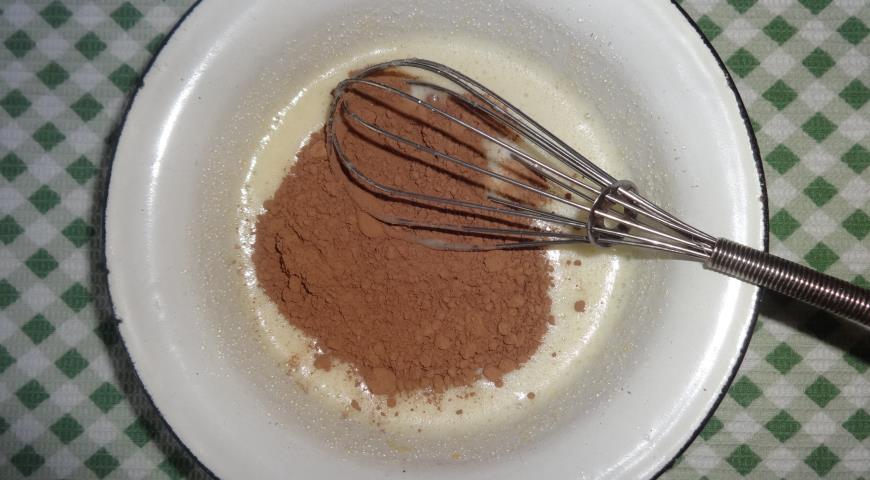 Фото приготовления рецепта: Быстрый шоколадный торт с орехами и шоколадной глазурью, шаг №2