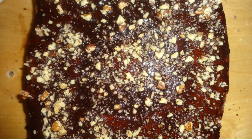 Фото приготовления рецепта: Быстрый шоколадный торт с орехами и шоколадной глазурью, шаг №10