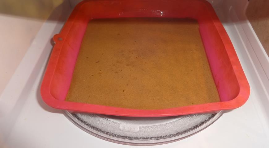 Фото приготовления рецепта: Быстрый шоколадный торт с орехами и шоколадной глазурью, шаг №6