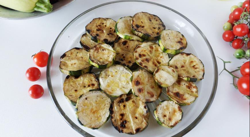 Фото приготовления рецепта: Теплый салат с кабачками гриль, шаг №4
