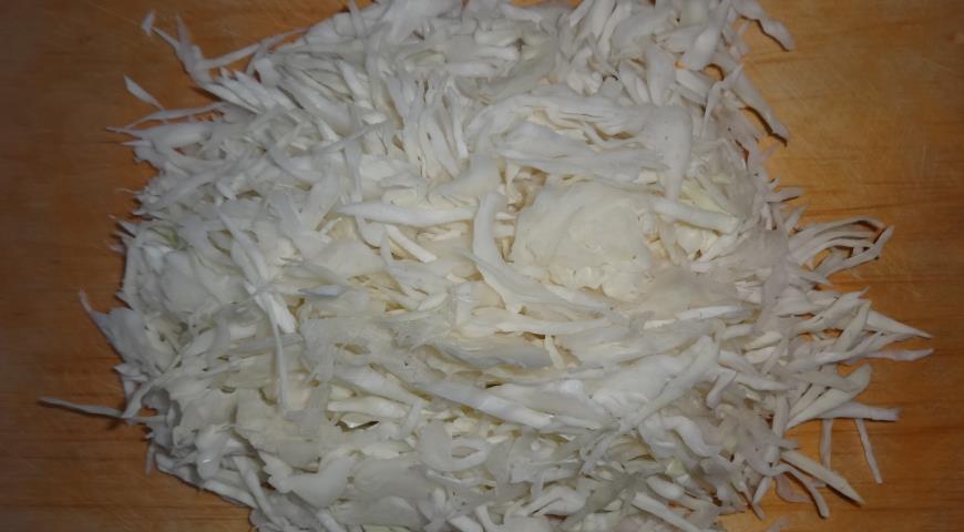 Фото приготовления рецепта: Квашеная капуста в медовой заливке, шаг №3