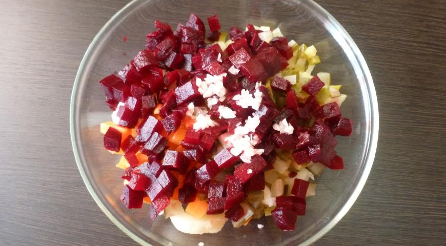 Фото приготовления рецепта: Овощной салат со свеклой и майонезом, шаг №3