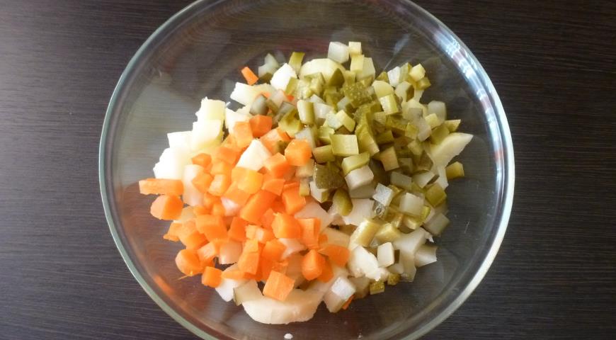 Фото приготовления рецепта: Овощной салат со свеклой и майонезом, шаг №2