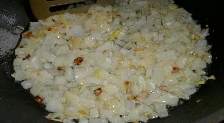 Фото приготовления рецепта: Тёплый салат из чечевицы, куриной печёнки и сладкого перца, шаг №6