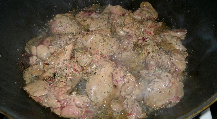 Фото приготовления рецепта: Тёплый салат из чечевицы, куриной печёнки и сладкого перца, шаг №8