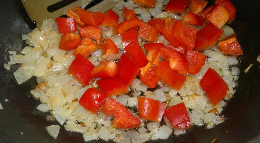 Фото приготовления рецепта: Тёплый салат из чечевицы, куриной печёнки и сладкого перца, шаг №7