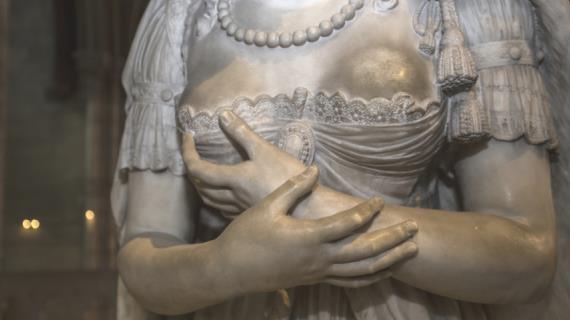 Почему грудь Марии-Антуанетты запомнилась всем больше, чем голова