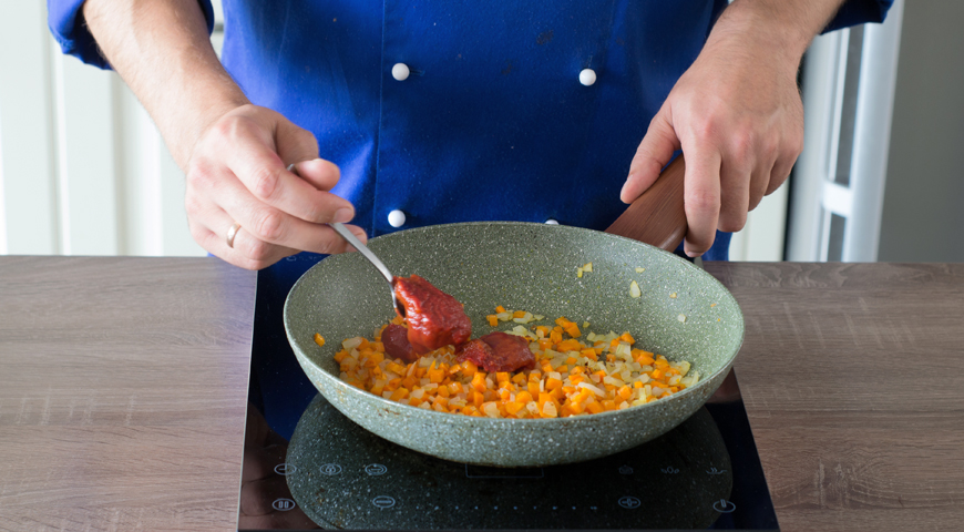 Борщ с сосисками, обжарьте морковь и лук, добавьте томатную пасту