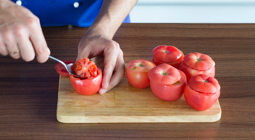 Фаршированные помидоры на закуску, выньте мякоть из помидоров